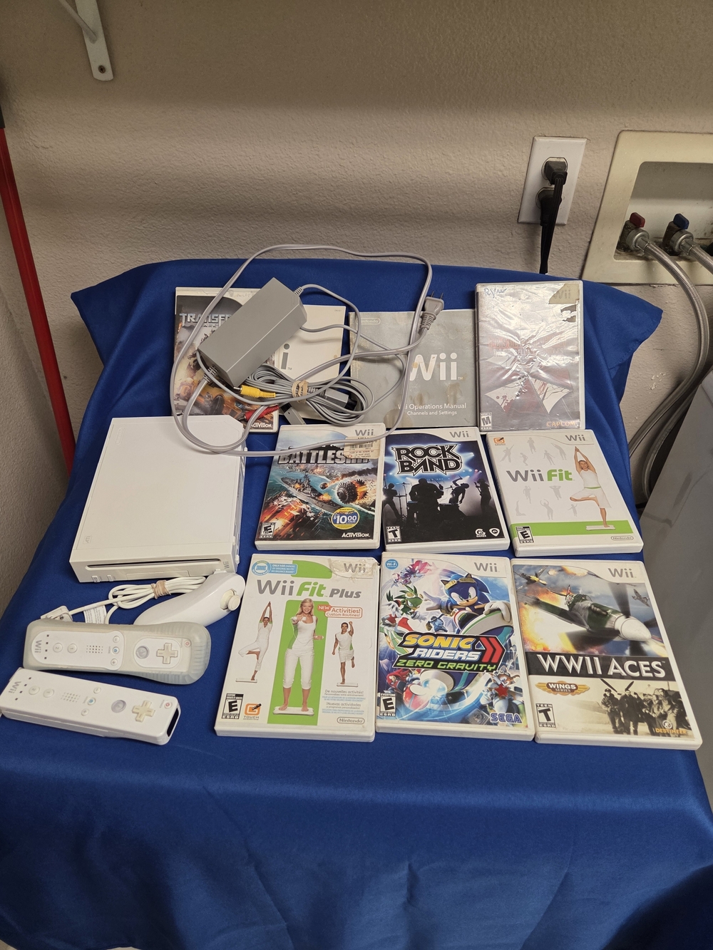 Nintendo Wii Console Bundle in White with Games and Accessories
